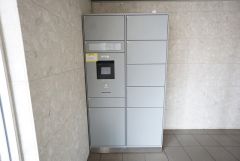 宅配ボックス付き。お仕事中や外出中などの不在時にも荷物が受け取れるのはとっても便利ですね＾＾セキュリティ面でも安心です＾＾