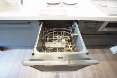 家事の時間が短縮できるフルオープンで開けやすい食器洗い乾燥機付。食事後に家族とのくつろぎタイムをしっかり取れます。