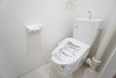 ウォシュレット、暖房便座、節電・節水機能など、使い勝手のよい高機能トイレです。