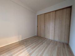 5.9帖。木の温もりがやさしいフローリングとシンプルなクロスで、住む人のこだわりを活かす洋室＾＾ウォークインクローゼットもあり荷物もすっきり片付けられ、ゆとりのある暮らしが出来ます＾＾ 