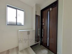 ご家族の靴をスッキリと片付けられるシューズボックス付きの玄関です＾＾スッキリと片付いた玄関は気持ちがいいです。 