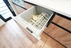 家事の時間が短縮できるフルオープンで開けやすい食器洗い乾燥機付。食事後に家族とのくつろぎタイムをしっかり取れます。
