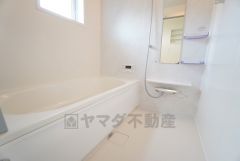 1日の疲れを癒すくつろぎのバスルーム。足を伸ばしてもゆったりと入れるサイズです。お子様と一緒にお風呂に入っても狭くないですね＾＾ 