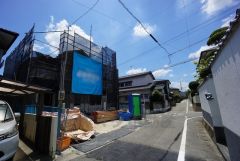 前面道路は北西側約4ｍの公道に面しています。 