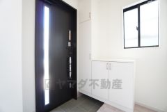 採光も考えられた明るい玄関です。たっぷり収納できるシューズボックス付きなので、家族全員の靴がきれいに整頓できます。