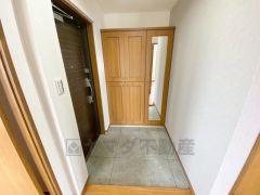 ご家族の靴をスッキリと片付けられるシューズボックス付きの玄関です＾＾スッキリと片付いた玄関は気持ちがいいです。 