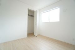 暖かい日差しが差し込む洋室。たっぷり収納できるクローゼット付きでお部屋の中をすっきりと快適に保てます。