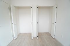 洋室にはハンガーパイプ付きのクローゼットが設けられています。たっぷり収納できるので衣替えの心配もいりませんね＾＾