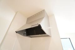 お手入れが簡単なスリム型レンジフードです。調理により発生する油煙や臭いを吸い込み、屋外へ排気してくれます。
