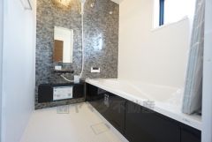 1日の疲れを癒すくつろぎのバスルーム。足を伸ばしてもゆったりと入れるサイズです。お子様と一緒にお風呂に入っても狭くないですね＾＾