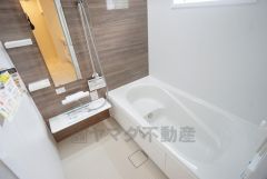 デザイン性に優れた浴槽でゆったりとしたバスタイムを演出。ベンチ付きなので半身浴も楽しめます。