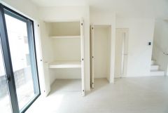 間仕切り可能な1階の一部屋。お子様のお昼寝スペースや客間、お友達やご親戚のお泊り部屋としても使えます。