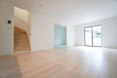 家族が集まる開放的なリビング。思い思いの時間を過ごしたり食事をしたり、素敵な団らんの場になりますね。