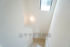 ご年配の方や小さなお子様でも安心できる、手すり付き階段です＾＾段差も低めで設定されてますので安全性にも優れてますね＾＾