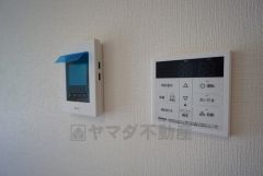 給湯器リモコンはキッチン横からボタンひとつで操作が楽々。防犯性もばっちり、TVモニター付きインターフォン完備。