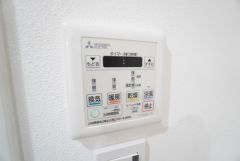 浴室暖房乾燥機付き。天候に左右されず、いつでも好きなときに洗濯物を干せるので、仕事や家事で忙しい方に重宝します。