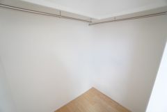 洋室にはハンガーパイプ付きのウォークインクローゼットが設けられています。たっぷり収納できるので衣替えの心配もいりませんね＾＾