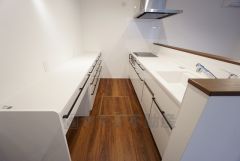 対面式キッチンなのでリビングにいるご家族とコミュニケーションを取りながら洗い物や、お料理が楽しめそうですね＾＾