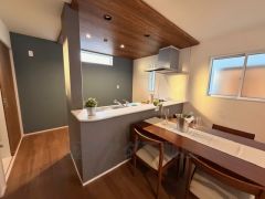 窓から光が差し込む明るいダイニングです＾＾