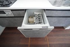 炊事時間を大幅に短縮できる食器洗浄乾燥機付き＾＾食器を洗う手間が減るので家族とのコミュニケーションの時間や自分の時間が増えますね。