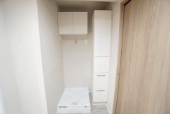 衣類やタオルの収納スペースを確保。雑然とした洗面室がすっきり片付けやすくなりますし、パジャマや下着を個室に取りに行くという手間も省けます。