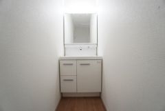 三面鏡裏収納付き洗面化粧台です＾＾ 歯磨きセットやスキンケア用品などの収納にご利用いただけます。 生活感も隠すことができ、来客時に活躍＾＾
