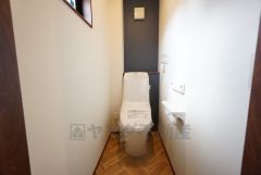 1階2階の2ヶ所にトイレがありますので、忙しい朝にも家族に気を使わず、ゆとりが生まれますね＾＾ 小窓付きで換気する時に便利です＾＾