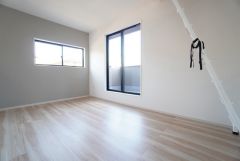 主寝室としてお使いいただけそうなこちらのお部屋は、日当たりが良く、爽やかな風を感じて起きる朝は、快適生活の始まりに。