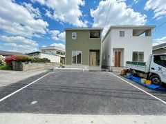 駐車スペースはゆとりある並列2台分を確保。マイカー用に、お客さま用に、余裕を持ってご利用いただけます＾＾ 