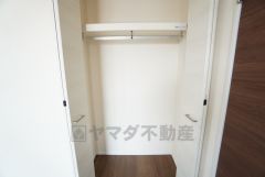 洋室にはハンガーパイプ付きのクローゼットが設けられています。たっぷり収納できるので衣替えの心配もいりませんね＾＾