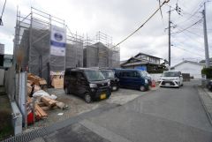 前面道路は北東側4ｍの公道に面しています。