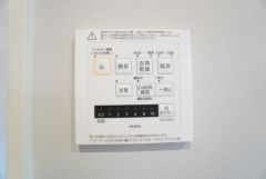 浴室暖房乾燥機には、暖房、乾燥、涼風、換気の4つの機能が付いています。タイマー付きです。換気・雨の日の洗濯も安心です＾＾