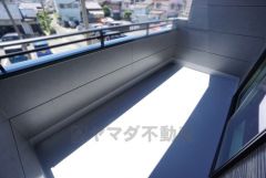 陽当たりの良いバルコニー。十分な広さがあるので一度にたくさんの洗濯物を干すことができます。日光浴をしたり、星を眺めたりも良いですね＾＾