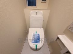 1階2階の2ヶ所にトイレがありますので、忙しい朝にも家族に気を使わず、ゆとりが生まれますね＾＾ 小窓付きで換気する時に便利です＾＾