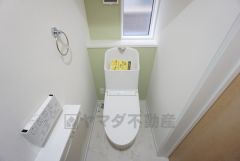 1階2階の2ヶ所にトイレがありますので、忙しい朝にも家族に気を使わず、ゆとりが生まれますね＾＾ 小窓付きで換気する時に便利です＾＾