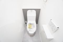 温水洗浄機付トイレです。節水機能もあるので、安心して使えますね。もちろん、1階2階の2ヶ所にトイレがあるので、忙しい朝にもゆとりができますね。