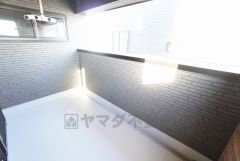 幅広のインナーバルコニーは多少の雨でも洗濯物を守ってくれ、家事を助けてくれること間違いなし。眩しすぎる日差しも和らげます。 