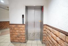 エントランスへはスロープが設けられています。 ベビーカーや車いすの方でもエントランスからエレベーターまでスムーズに移動できます＾＾ 