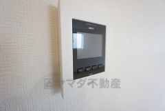 防犯はもちろん、セールスマン対策にもなるモニター付きインターホンです。 来訪者の顔が見えるので安心ですね＾＾