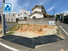 最寄バス停まで徒歩8分、博多・天神駅行。2階洋室にウォークインクローゼット付。大きな荷物も収納可能＾＾