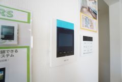 防犯はもちろん、セールスマン対策にもなるモニター付きインターホンです。 来訪者の顔が見えるので安心ですね＾＾