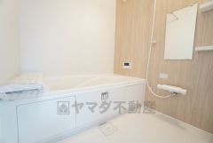 1日の疲れを癒すくつろぎのバスルーム。足を伸ばしてもゆったりと入れるサイズです。お子様と一緒にお風呂に入っても狭くないですね＾＾