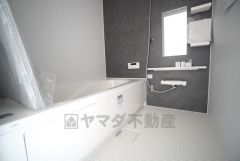 1日の疲れを癒すくつろぎのバスルーム。足を伸ばしてもゆったりと入れるサイズです。お子様と一緒にお風呂に入っても狭くないですね＾＾