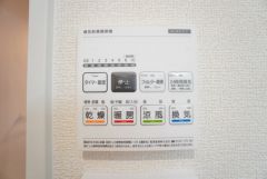 浴室暖房乾燥機には、暖房、乾燥、涼風、換気の4つの機能が付いています。タイマー付きです。換気・雨の日の洗濯も安心です＾＾