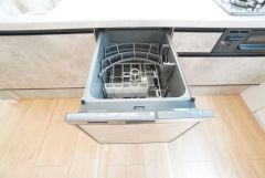食事の後の手間を解消する食器洗い乾燥機付。冬場の洗い物で手荒れの悩みもなくなります。手洗いよりも節約できて便利。