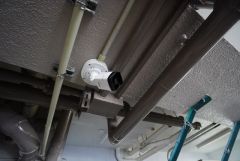 マンションのエントランス外部分に防犯カメラ付き。マンション内のトラブル・犯罪の抑止効果があり、防犯性アップ。