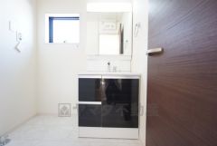 三面鏡裏収納付き洗面化粧台です＾＾ 歯磨きセットやスキンケア用品などの収納に便利ですね。