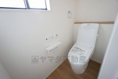温水洗浄機付トイレです。節水機能もあるので、安心して使えますね。もちろん、1階2階の2ヶ所にトイレがあるので、忙しい朝にもゆとりができますね。