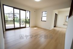 大きな掃き出し窓のあるリビングは、陽光あふれる明るい空間です。ゆったりと寛げる憩いの場となりそうです。 