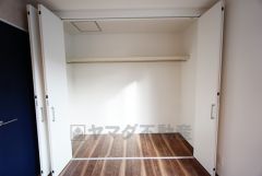 壁一面にクローゼットが設けられているので、すっきりと整理整頓でき気持ちよく過ごせます＾＾